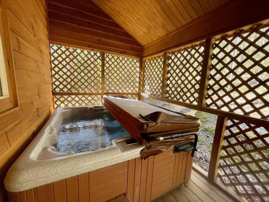 2 Bed Cabin Hot Tub Close To Helen #16 Buitenkant foto