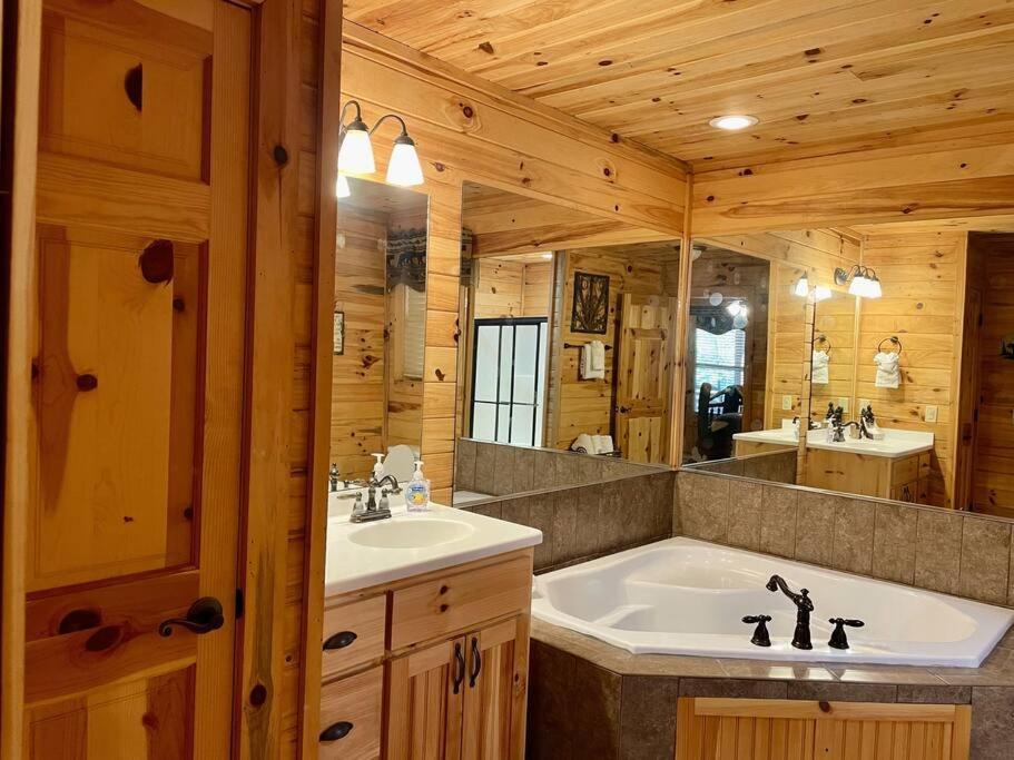 2 Bed Cabin Hot Tub Close To Helen #16 Buitenkant foto